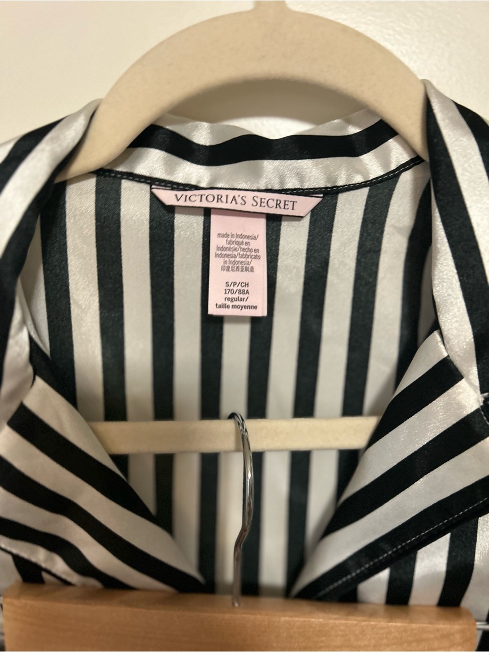 New!! 🥱💤🖤 Victoria's Secret Black & White Striped Satin Pajama Set 😴💤🖤 - Picture 15 of 15
